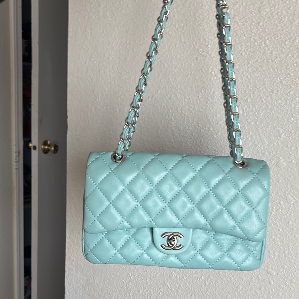 Chanel Green Crossbody Bag with Quilted Leather and Silver Chain - Picture 2 of 5